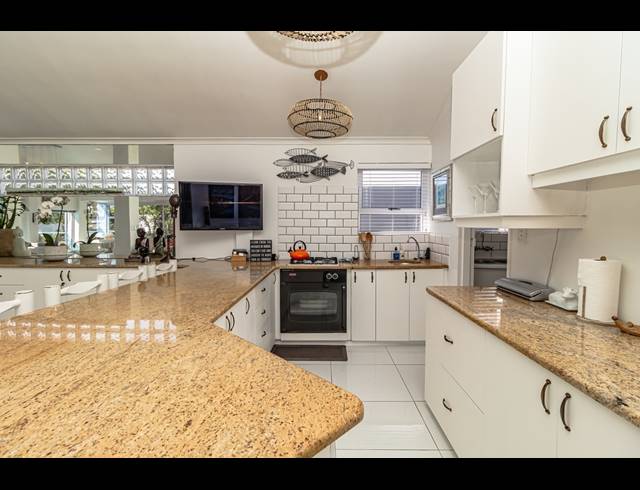 4 BEDROOM HOUSE FOR SALE IN GROTTO BAY